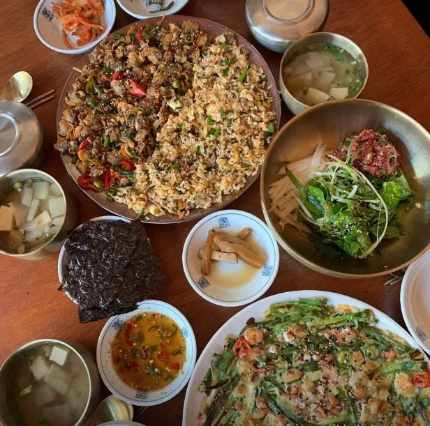 김치, 마늘쫑, 김과 소고기무국이 함께 나온 향화정 밑반찬 구성