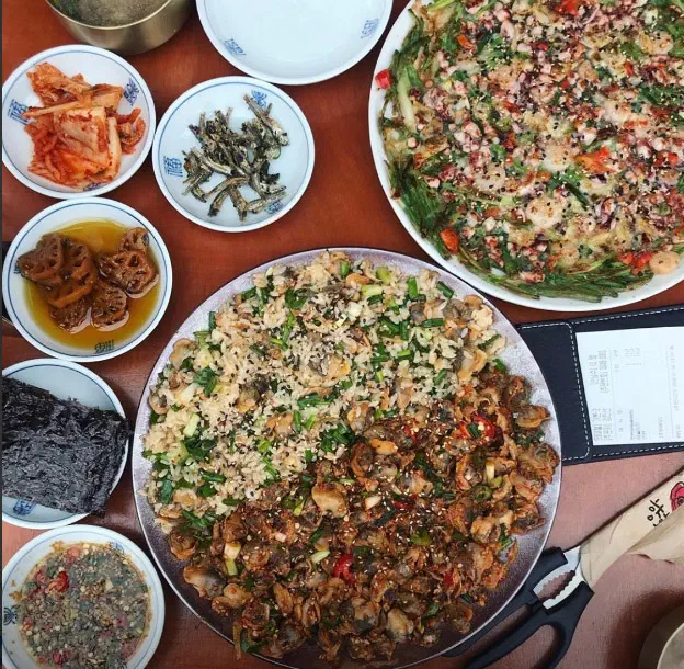 꼬막무침비빔밥과 해물파전, 여러 밑반찬을 한상에 차린 향화정 4인상