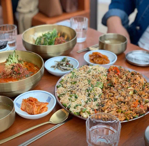 경주육회물회와 꼬막무침비빔밥을 함께 차린 향화정 2인 상차림