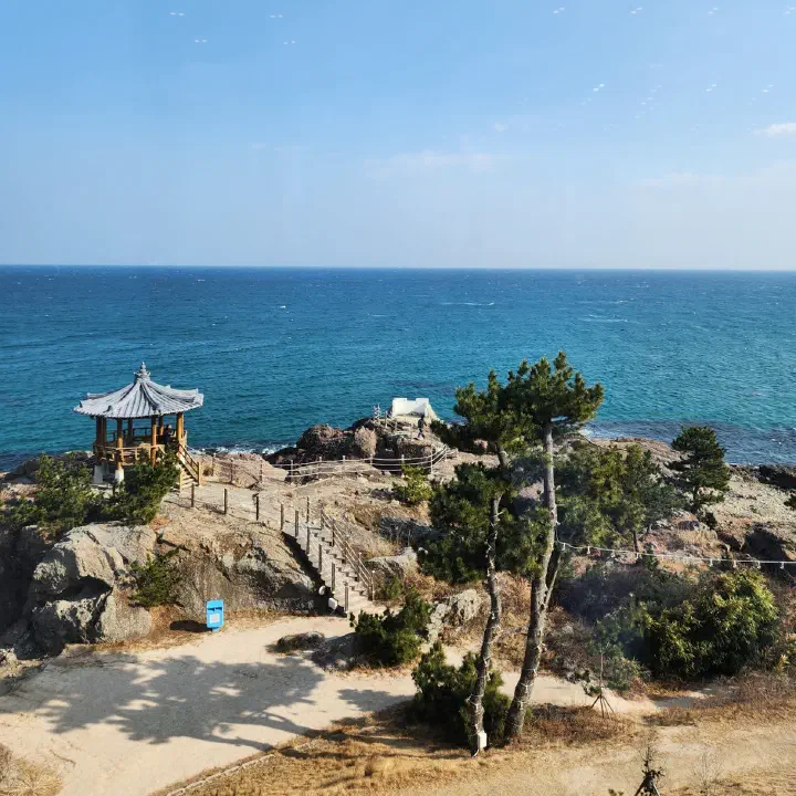 러블랑 앞 바닷가, 바위 위 정자와 소나무 너머 푸른 동해