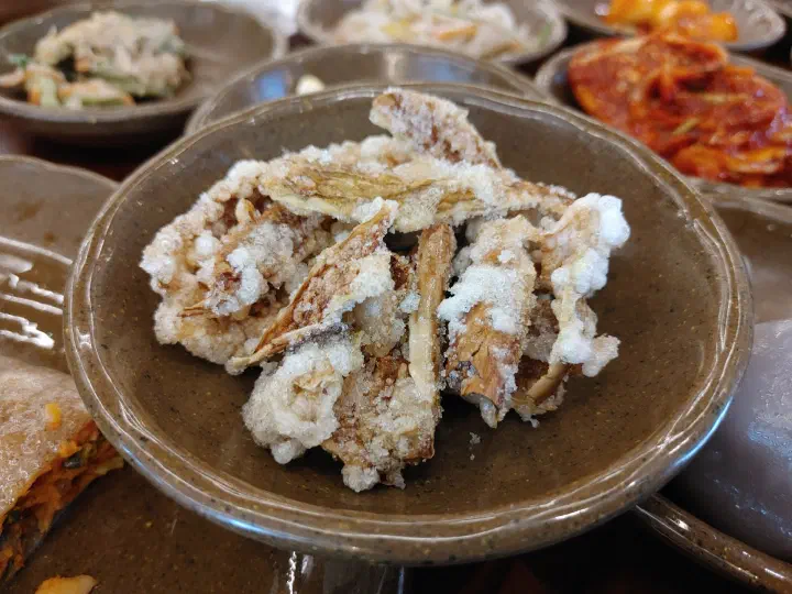 김삿갓밥집 셀프바에서 가져온 바삭한 부각 반찬 클로즈업