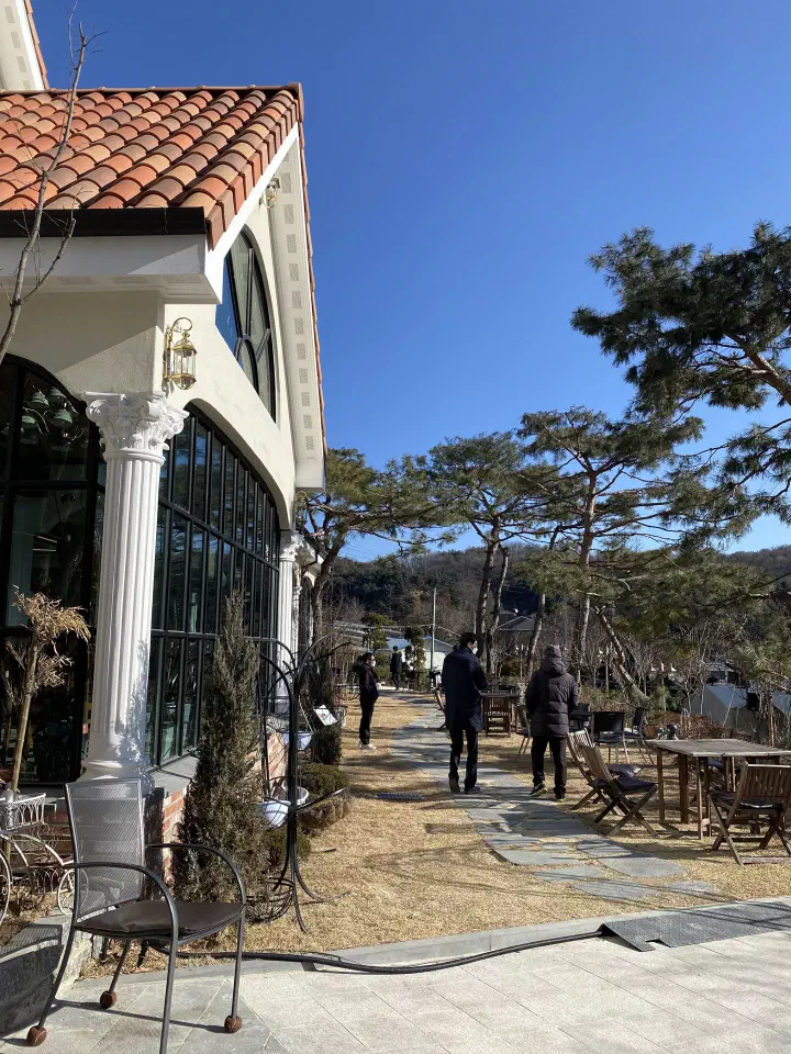 김삿갓밥집 야외 정원에 마련된 대기 공간과 소나무 산책로