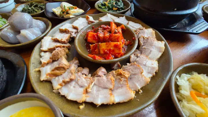 김삿갓밥집 한방 수육과 가운데 담긴 보쌈김치 클로즈업