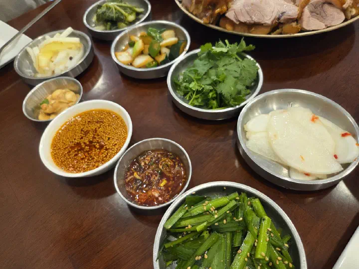 윤밀원 특제 고추기름 통깨 소스와 고수, 부추무침, 양파 절임 등 밑반찬 한 상