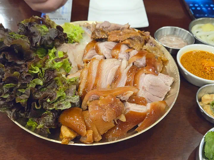 상추와 고추기름 소스를 곁들인 윤밀원 족발 한 마리 한 상