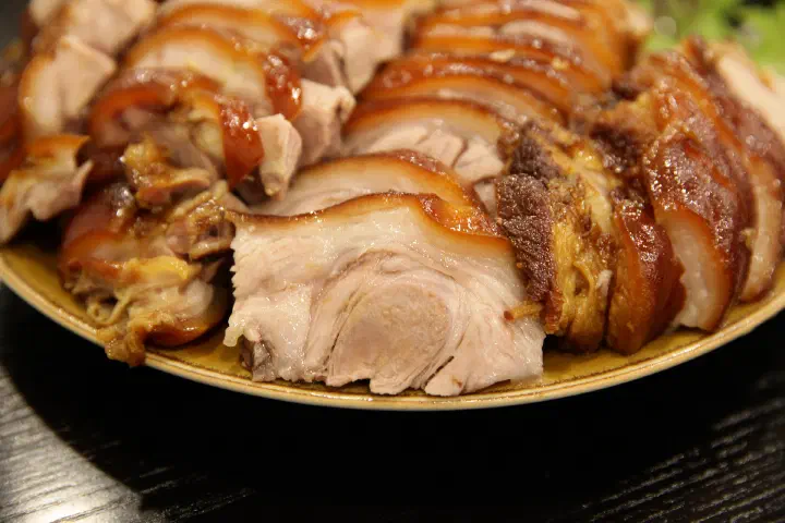 윤밀원 족발 껍질과 살코기 비율이 좋은 슬라이스 클로즈업