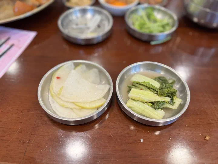 윤밀원 원목 테이블에 놓인 무절임과 얼갈이 물김치 밑반찬