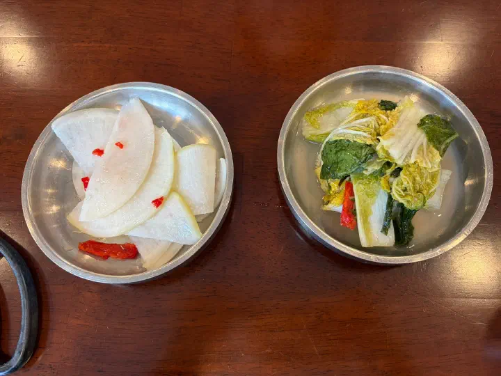 윤밀원 곁들임 찬으로 나오는 유자 무절임과 배추 물김치