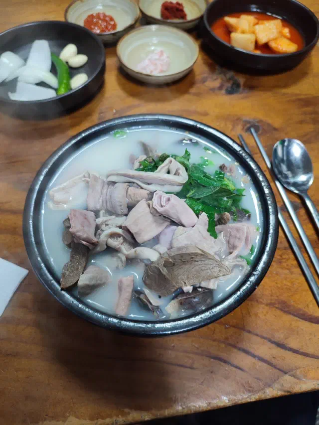 그릇 위쪽까지 돼지 내장이 가득 찬 충남식당 내장국밥과 반찬