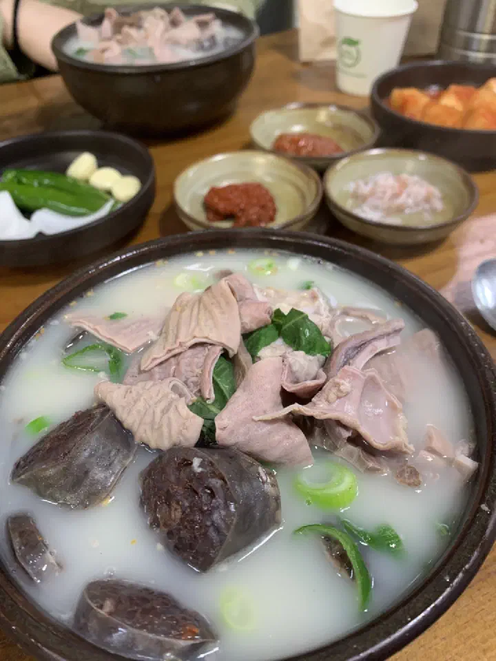내장과 찰순대가 함께 들어간 충남식당 섞어국밥 한 그릇