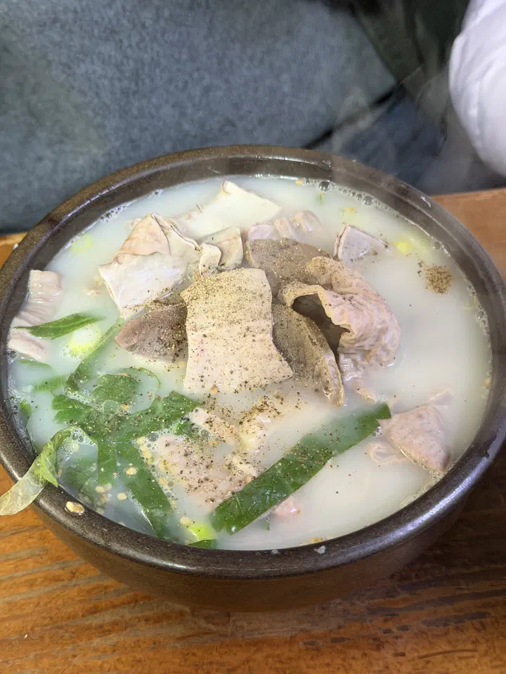 주문 후 바로 나온 김이 오르는 충남식당 뽀얀 돼지국밥 한 그릇
