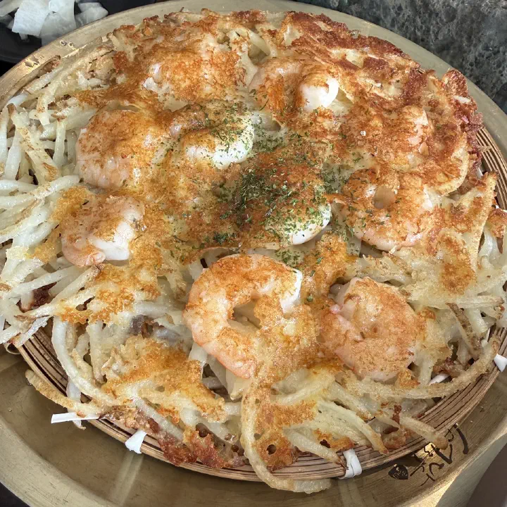 서리단 치즈 새우 감자전, 채 썬 감자 위에 노릇하게 구운 치즈와 새우