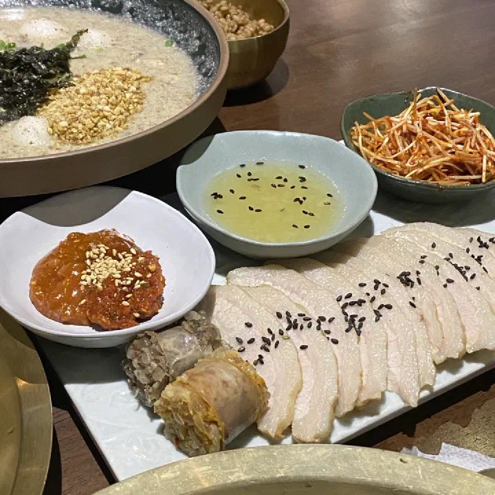 서리단 청어알 항정수육, 검은깨 뿌린 얇은 수육과 옆에 놓인 흑임자 옹심이