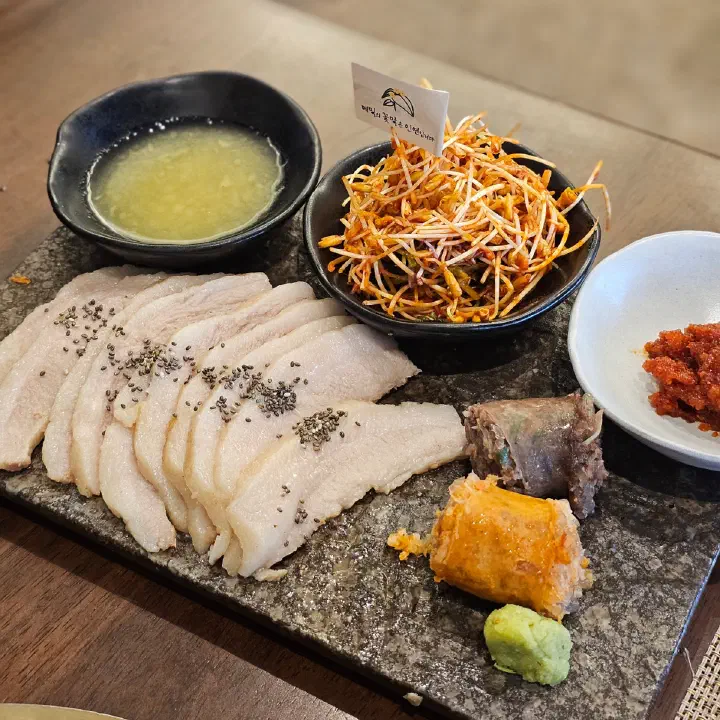 서리단 청어알 항정수육, 돌판 위 얇게 썬 수육과 무순무침