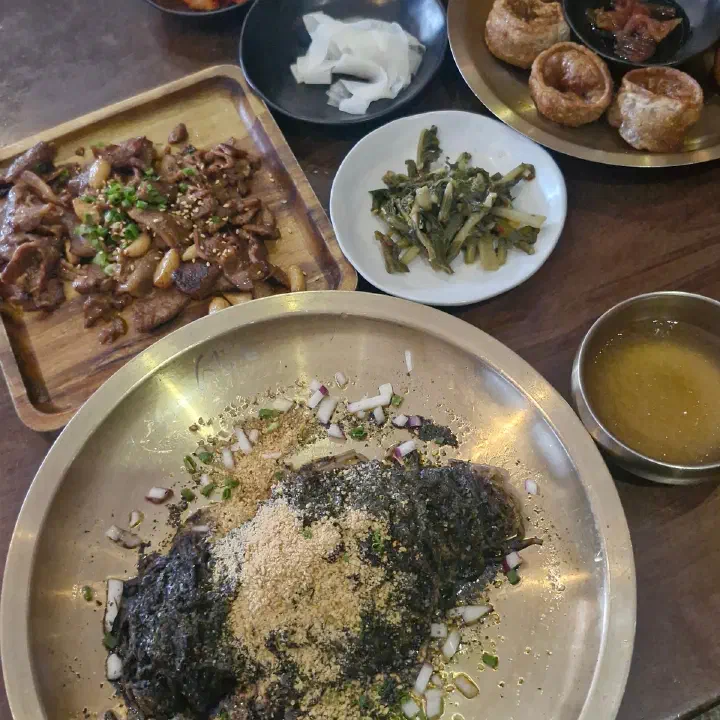 서리단 들기름 메밀면, 구운 고기와 반찬이 함께 차려진 한 상