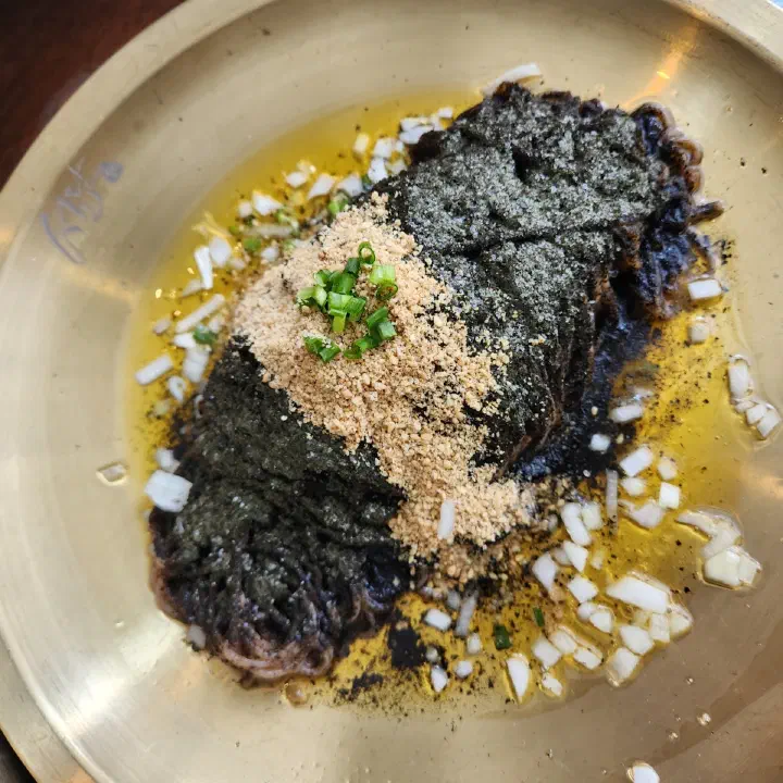 서리단 들기름 메밀면, 김가루와 깨가루를 소복이 올린 한 그릇