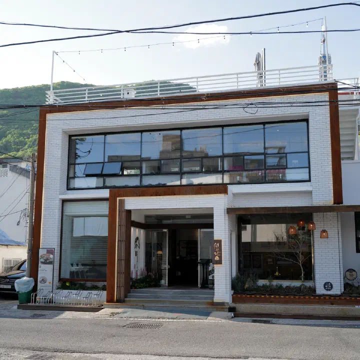 서리단 양산물금본점 외관, 흰 벽돌과 녹슨 철판 테두리의 2층 건물