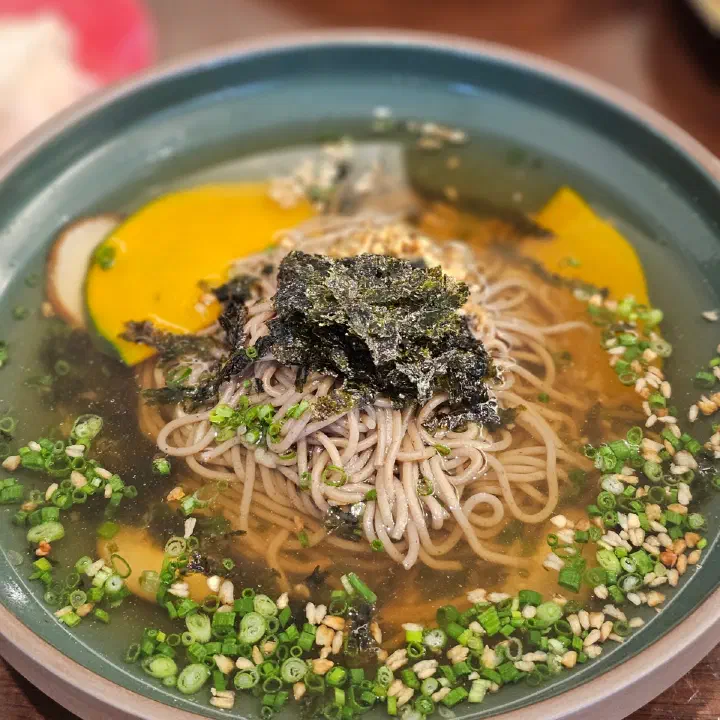 서리단 메밀면, 김가루와 쪽파를 올린 맑은 국물의 한 그릇