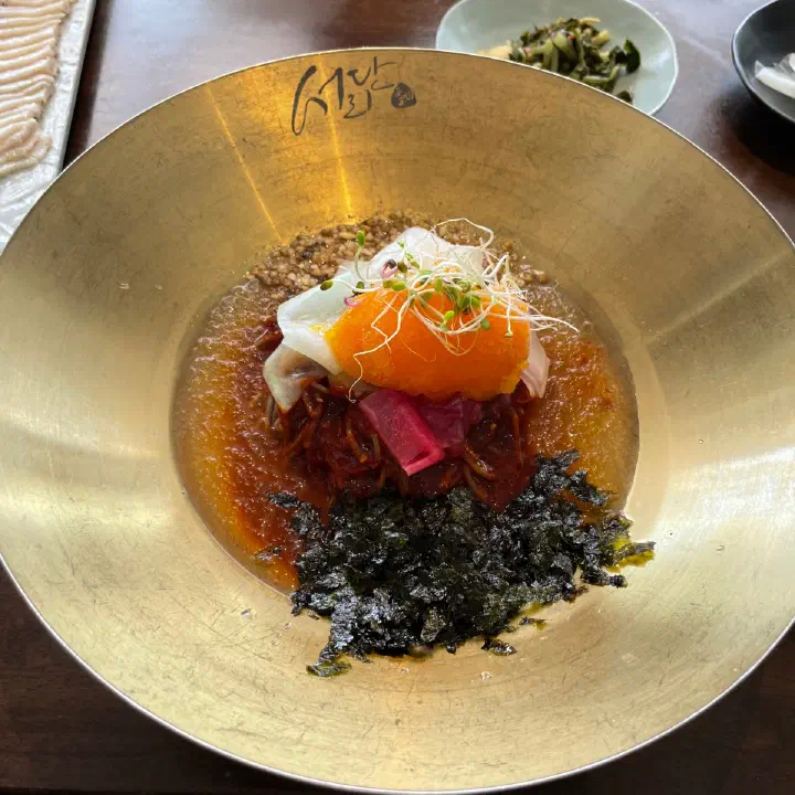 서리단 물비빔 메밀면, 붉은 양념 면 위에 올린 주황빛 아이스홍시