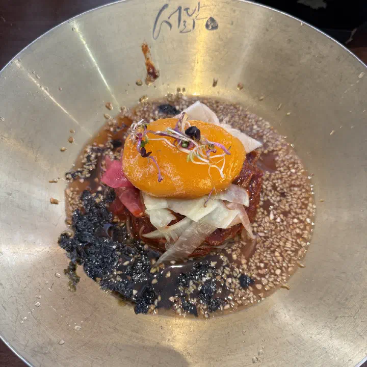 서리단 물비빔 메밀면, 로고 새긴 놋그릇 가운데 얹힌 홍시 고명