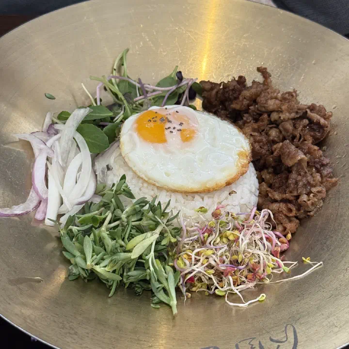 서리단 새싹비빔밥, 놋그릇에 담긴 양념 고기와 계란프라이