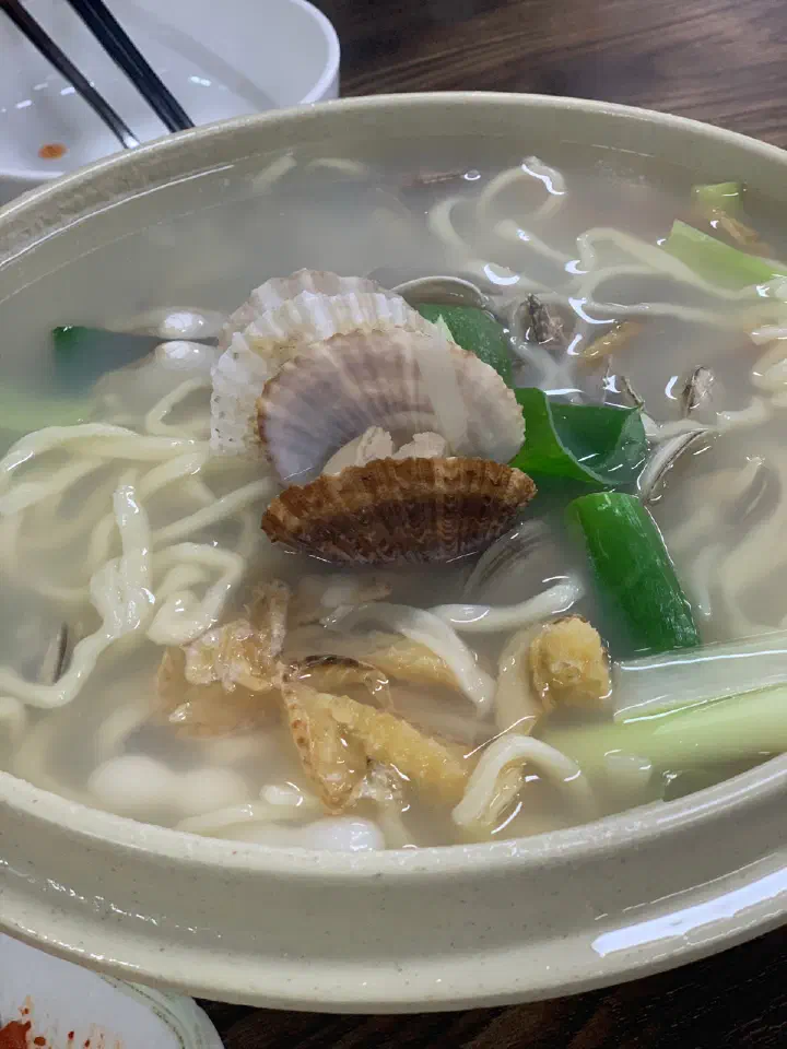 북어채와 가리비, 대파를 넣고 끓여 맑고 시원한 해물칼국수 국물