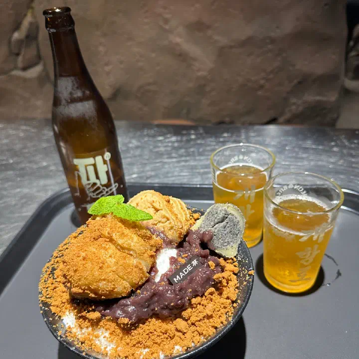 메이드림 로고 초콜릿 얹은 팥 빙수, 병맥주와 개항로 맥주 두 잔