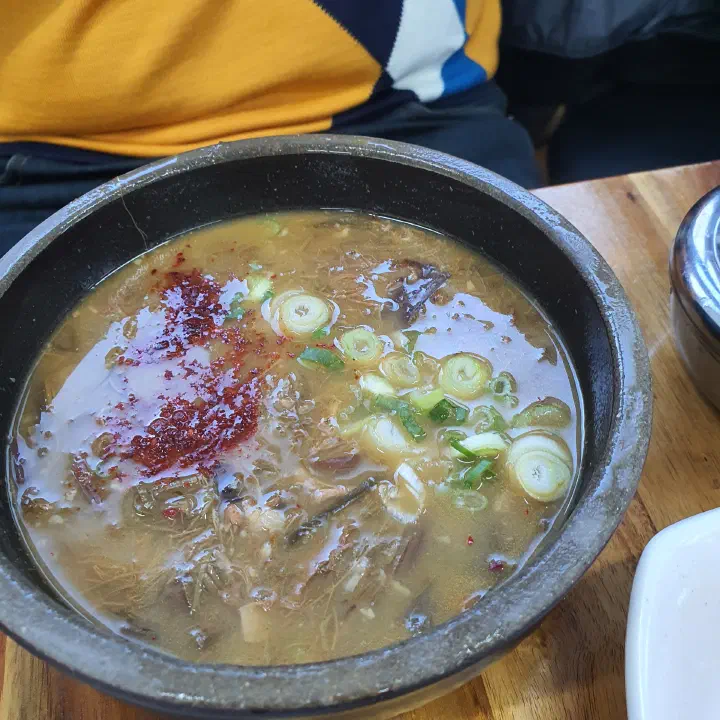 된장 베이스 국물에 고사리와 돼지고기, 고춧가루를 올린 김희선제주몸국 고사리육개장