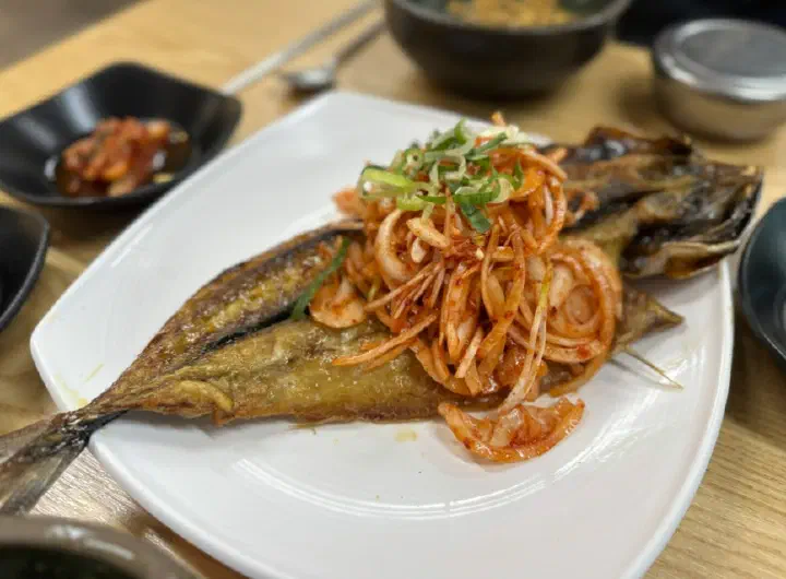노릇하게 구운 고등어 위에 양념 생양파무침을 듬뿍 올린 김희선제주몸국 고등어구이