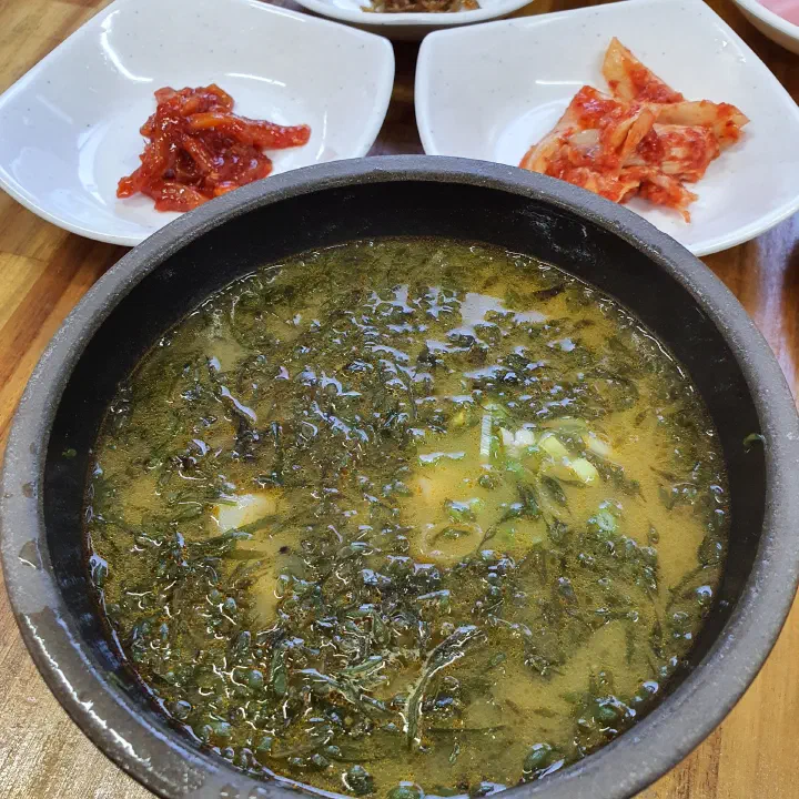 돌솥에 담겨 나온 김희선제주몸국의 몸국과 김치, 무침 반찬 한 상