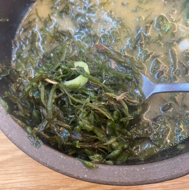 제주 바다에서 자란 모자반이 가득한 몸국 국물 클로즈업