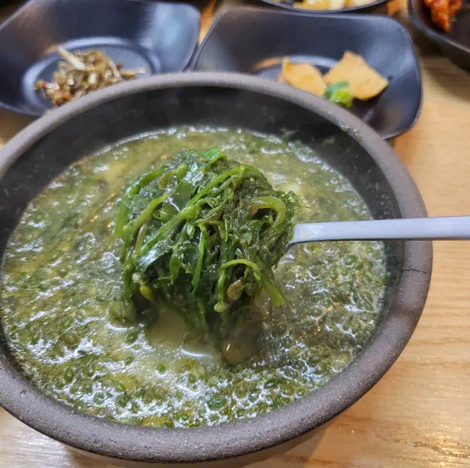 몸국 국물 속에서 건져 올린 오독오독한 제주 모자반 건더기