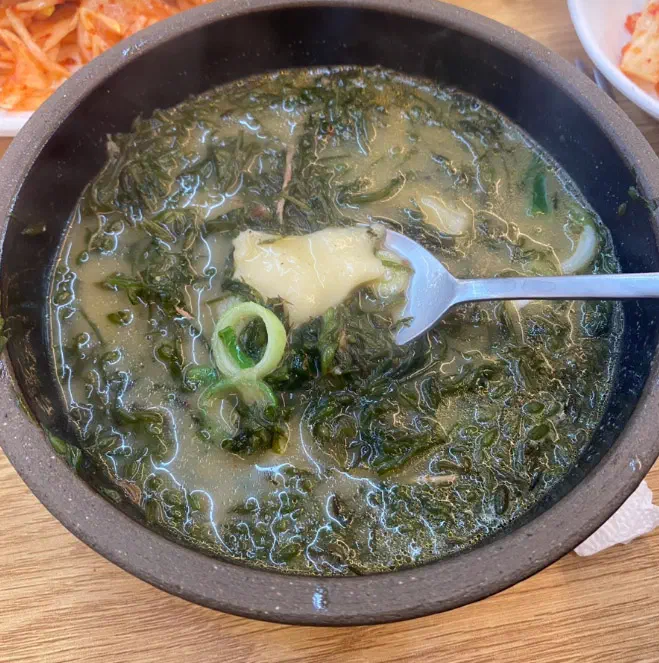 아침 식사로 먹기 좋은 김희선제주몸국의 몸국과 수제비 한 숟갈