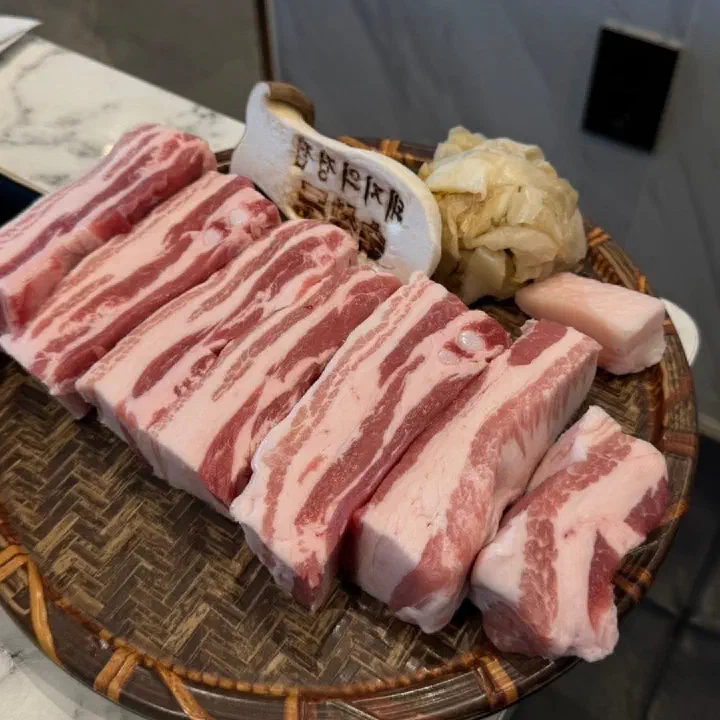 숙성도 중문점에서 대나무 쟁반에 담겨 나온 두툼한 생삼겹살 숙성 고기 모둠