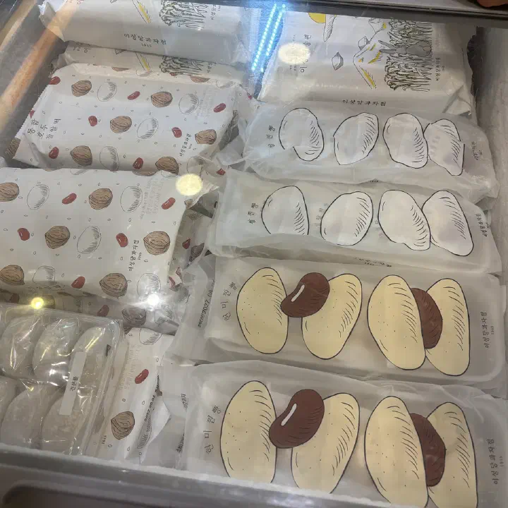 이성당 과자점에서 호두과자와 단팥빵 등 여러 빵이 포장된 채 냉장 진열대에 가지런히 놓여 있다.