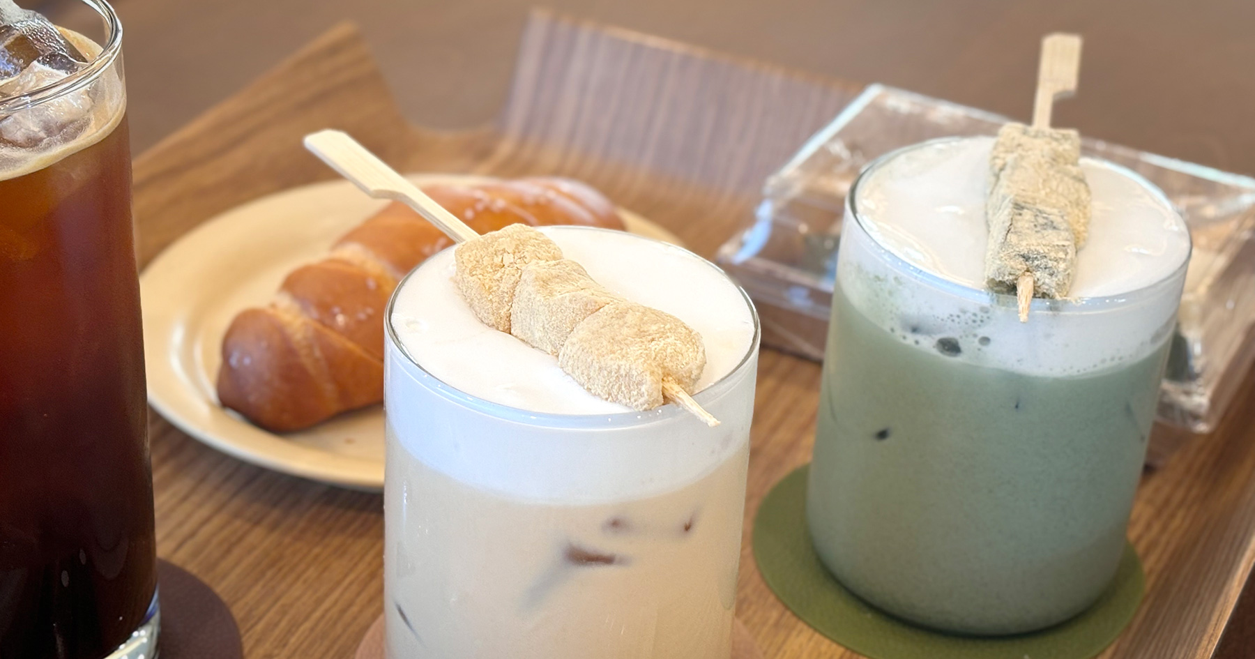 모시울 인절미 크림라떼, 인절미 꼬치 올린 음료와 소금빵 한 쟁반