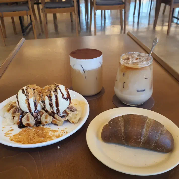 모시울 인절미 크로플과 소금빵, 아이스 음료 두 잔 놓인 테이블