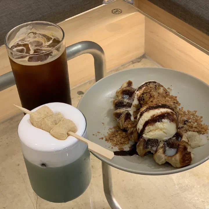 모시울 인절미 크로플과 인절미 꼬치 얹은 크림 음료