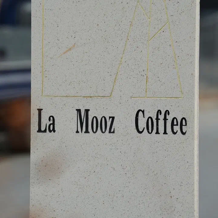 라무즈 돌 간판, La Mooz Coffee 글씨와 금색 선 로고