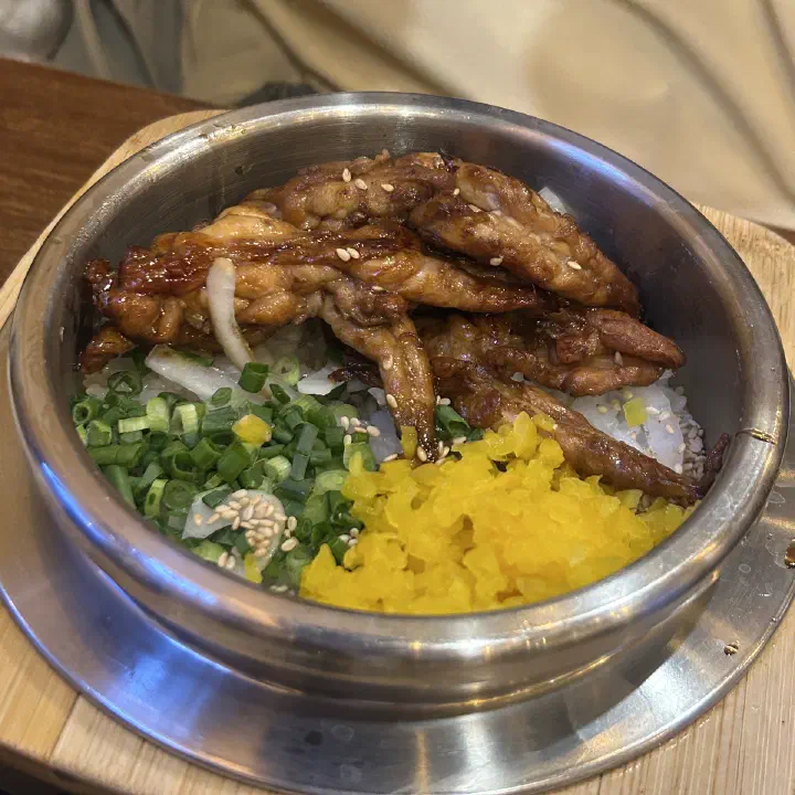 솥내음 마곡 발산역점 닭목살솥밥, 간장 양념 구이와 쪽파·단무지 고명