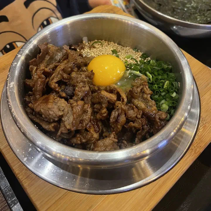솥내음 마곡 발산역점 돼지불고기솥밥, 노른자와 쪽파 올린 솥