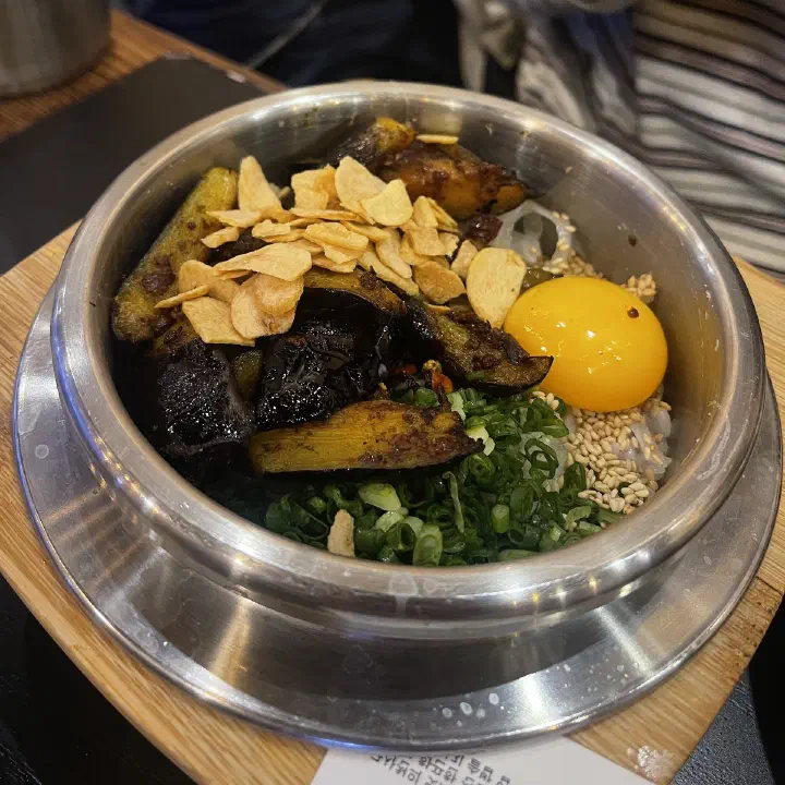 솥내음 마곡 발산역점 가지솥밥, 구운 가지 위 마늘칩과 노른자