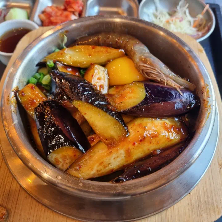솥내음 마곡 발산역점 가지솥밥, 양념 밴 가지와 노른자 올린 솥