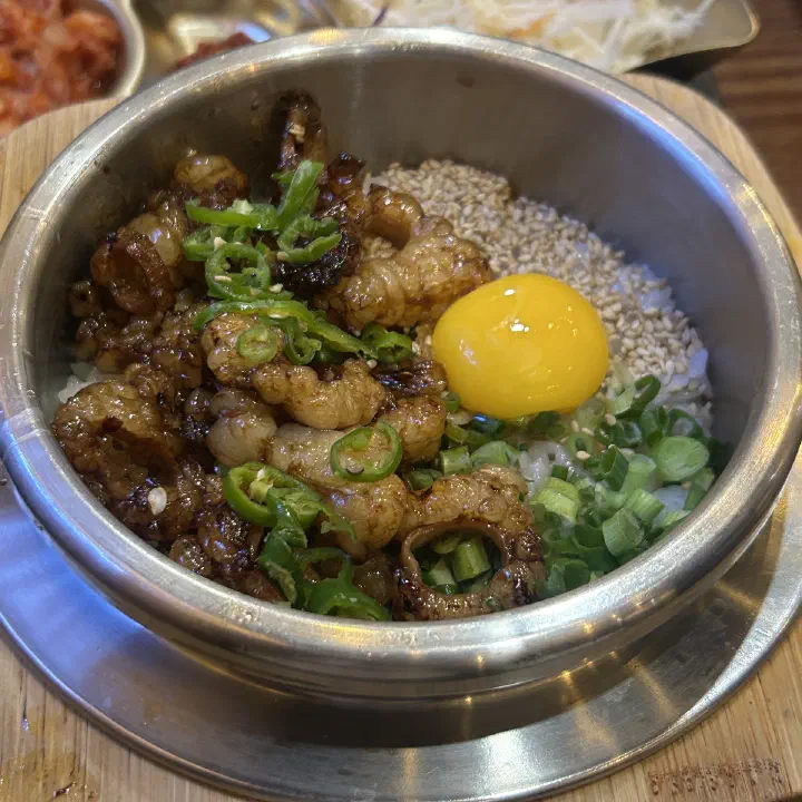 솥내음 마곡 발산역점 곱창솥밥, 노른자와 송송 썬 고추 올린 솥