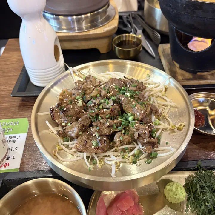 솥내음 마곡 발산역점 상차림, 숙주 위에 올린 직화 고기구이와 쪽파