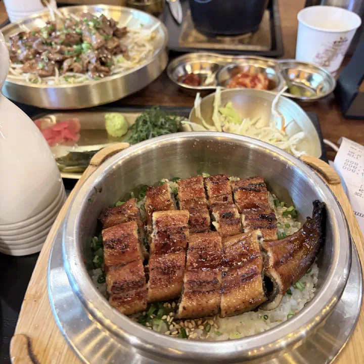 솥내음 마곡 발산역점 장어솥밥, 밥 위에 올린 양념 장어구이