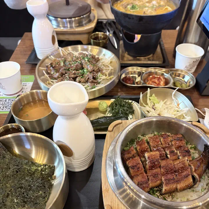 솥내음 마곡 발산역점 장어솥밥과 화로 위 전골 냄비가 놓인 한 상