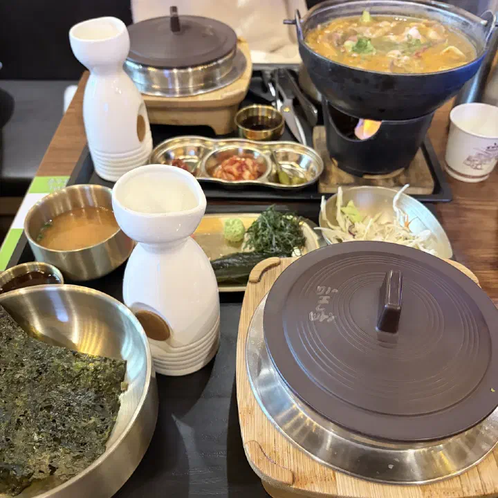 솥내음 마곡 발산역점 솥밥 한 상, 뚜껑 덮인 솥과 화로 위 전골 냄비