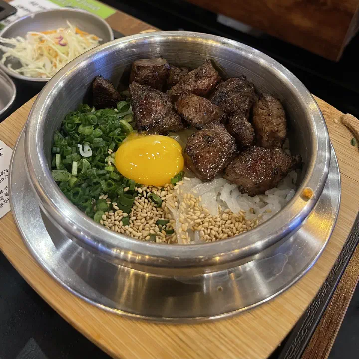 솥내음 마곡 발산역점 스테이크솥밥, 깍둑 썬 직화 소고기와 노른자