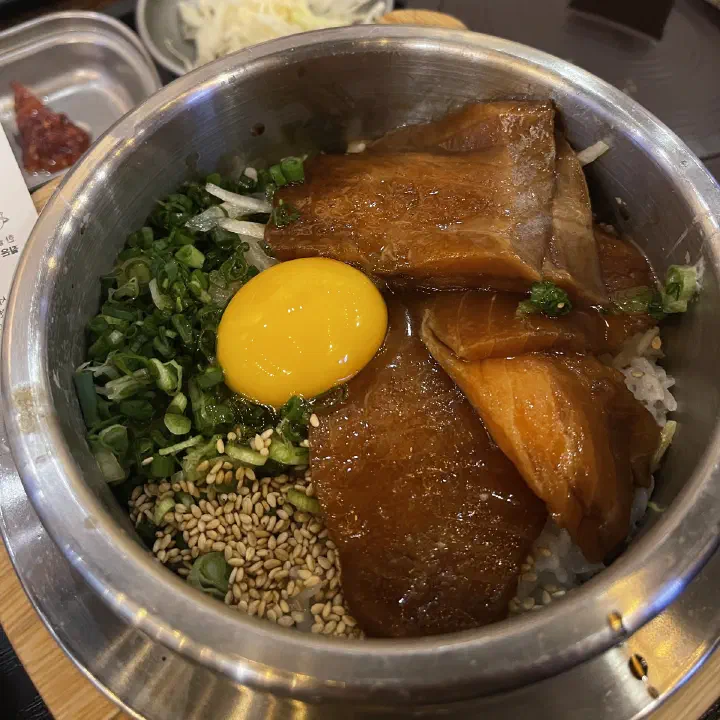 솥내음 마곡 발산역점 연어장솥밥, 간장빛 연어와 노른자 올린 솥